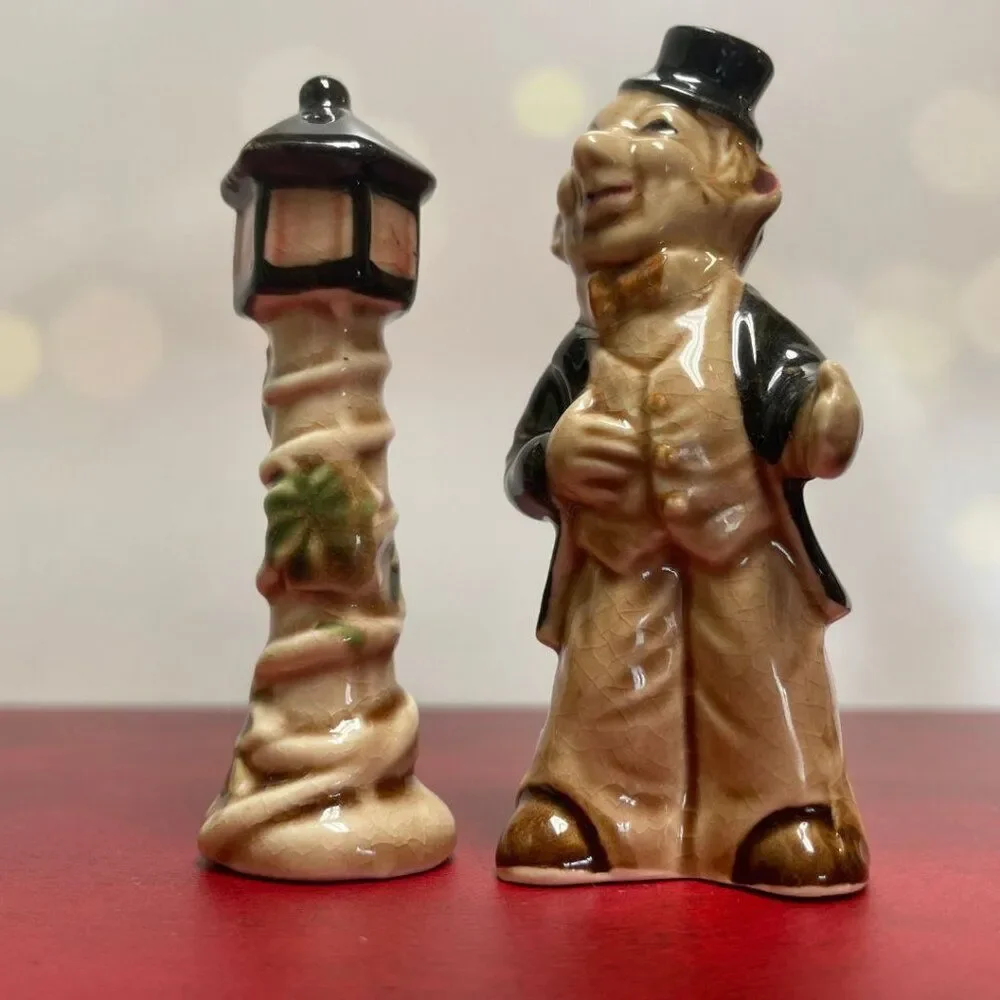 Vintage 1940s/1950s Man with Lamppost Salt & Pepper Shaker – Made in Japan